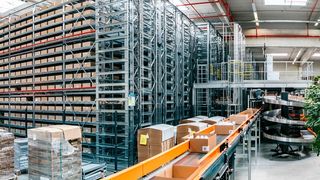 Das neue Logistikzentrum ist laut IFM nicht nur einfach größer, sondern es ist auch mit aktuellster Technik ausgestattet. Damit betreibt die Unternehmensgruppe eines der derzeit modernsten Lagersysteme in Europa.  (IFM)