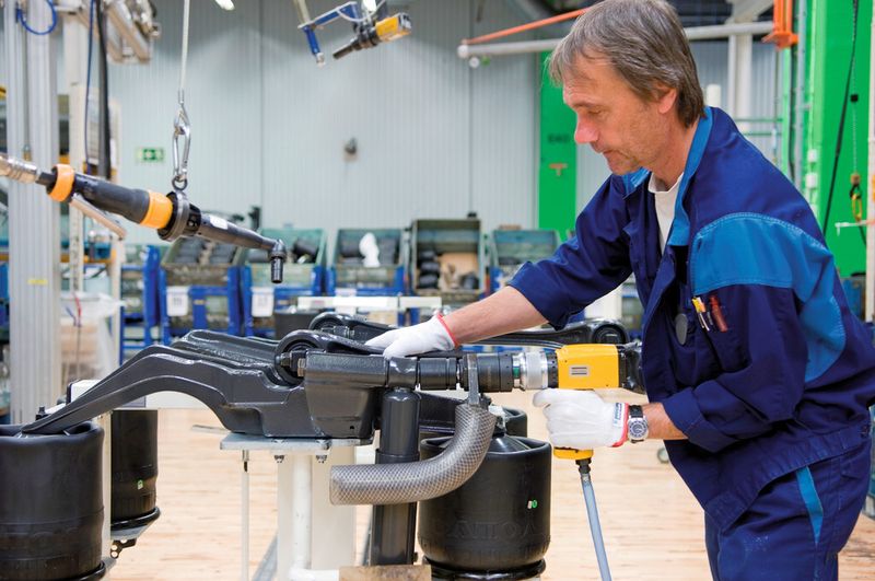 Die Belegschaft in den westlichen Industrieländern wird immer älter, deshalb müssen Betriebe auf ergonomische Arbeitsmittel achten. Atlas Copco legt bei der Entwicklung seiner Werkzeuge großen Wert auf Ergonomie und leichte Bedienbarkeit, wie beispielsweise beim druckluftbetriebenen Hochmomentschrauber des Typs LTP 61. (Bild: Atlas Copco)