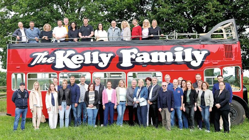 Die Mitglieder der Gütegemeinschaft Autoberufe trafen sich auf dem Anwesen von Joey Kelly in Lohmar bei Bonn.  (Bild: Schmidt - VCG)