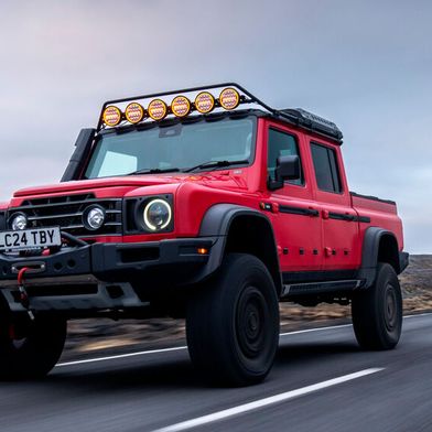 Aufgebockt auf Portalachsen ist der Grenadier als klassischer Geländewagen oder wie hier im Bild als Pick-up erhältlich. (Bild: Ineos)