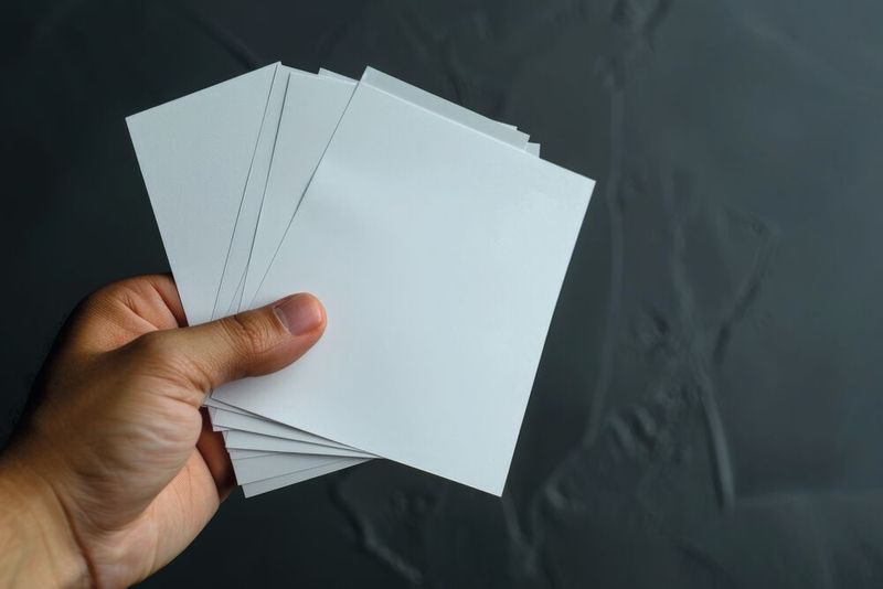 Notizkarten bieten Ihnen gleich zwei Vorteile: Zum einen haben Ihre Hände eine Aufgabe, indem sie die Karten festhalten. Somit vermeiden Sie, dass ihre Hände fehl am Platz wirken. Zum anderen können Ihnen Notizkarten als Erinnerungshilfe dienen. Insbesondere, wenn Sie vor versammelter Mannschaft einen gedanklichen „Blackout“ erleben, sind Notizkarten ein guter Spicker. Achten Sie jedoch darauf, nicht nur von den Notizkarten abzulesen, sondern auch Ihr Publikum anzuschauen. (Bild: Fotograf - stock.adobe.com / KI-generiert)