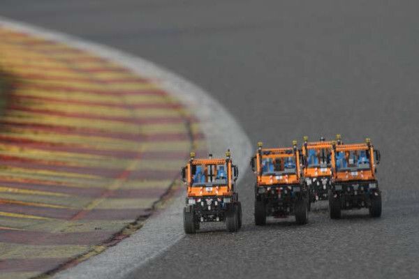 In der Kurve wird es dann eng: Drei Fahrzeuge fahren nebeneinander, Startnummer 2 fällt leicht zurück. (Bild: RWTH Aachen/ika)