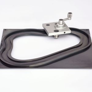 Einzelstück: Das lineare Führungssystem 1-Trak von Hepco Motion wird exakt nach Kundenwunsch präzisionsgefertigt und passt sich bauraumkritischen Anforderungen durch individuelles Strecken- und Kurvendesign genau an.