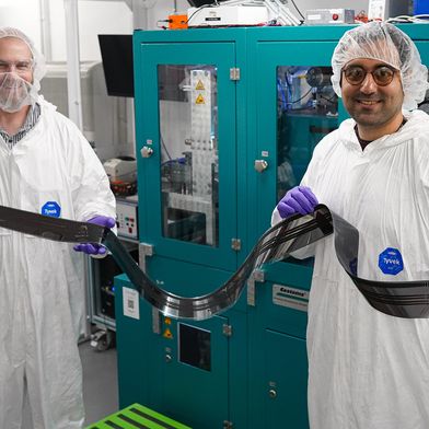 Dr. David Beynon (links) und Dr. Ershad Parvazian (rechts) mit der neu entwickelten Solarfolie. (Bild: Swansea University )