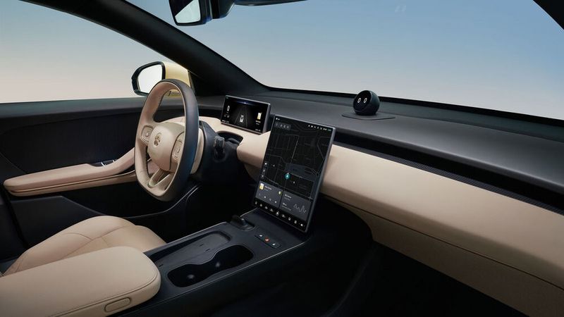 Auf der Mittelkonsole sitzt ein großes Infotainment-Display. (Nio)