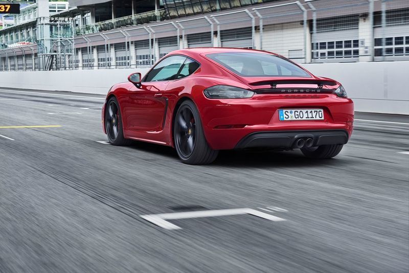 Das Triebwerk leistet damit 11 kW/15 PS mehr als beim 718 S-Modell und bis zu 26 kW/35 PS mehr gegenüber den GTS-Vorgängermodellen mit Saugmotor.  (Porsche)