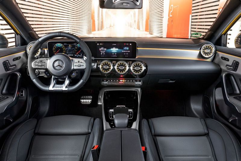 Schicke Hightech-Hütte: Der Arbeitsplatz im neuen Mercedes-AMG A 35 4-Matic.  (Bild: Mercedes-Benz)