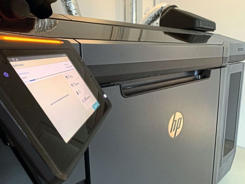 In dieser Multi-Jet-Fusion-Maschine werden die Brillen additiv gefertigt. (Viewpointsystem)