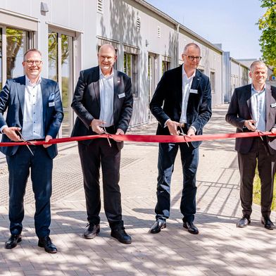 Christian Kluge, Frank Prüße (Bürgermeister von Lehrte), Dirk Davidis (Leiter PRO Service DACH) und Sebastian Veith (Leiter PRO Werk Lehrte) bei der Eröffnung des neuen Schulungszentrums in Lehrte (v. l.).  (Bild: Miele)