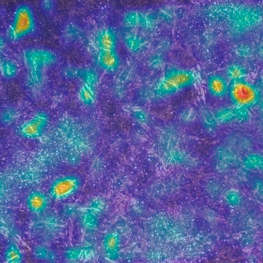 Wenn Wälzlagerwerkstoffe Gefügefehler aufweisen, kann es bei sicherheitsrelevanten Anwendungen gefährlich werden. Und die Beurteilung durch geschulte Metallographen ist nicht immer sicher. Ein neues Deep-Learning-Modell soll das Manko jetzt automatisch eliminieren.(Bild:  Fraunhofer IWM)