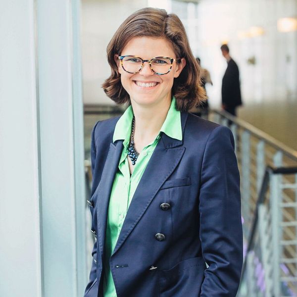 Der Mobilitätsdienst Reach Now (ehemals Moovel) muss auf Chefsuche gehen. Wie das „Manager Magazin“ zuerst berichtete, hat die bisherige Chefin Daniela Gerd tom Markotten ihren Job beim Mobilitäts-Joint-Venture von Daimler und BMW nach nur einem halben Jahr hingeschmissen. Daimler hat die Personalie inzwischen bestätigt.  Wie das Magazin weiter berichtet, war die Managerin mit der Investitionsbereitschaft der beiden Hersteller unzufrieden. Die neuen Konzernchefs Oliver Zipse (BMW) und Ola Källenius (Daimler) sollen sich darauf verständigt haben, weniger Geld in die gemeinsamen Mobilitätstöchter zu stecken.  Wohin es Daniela Gerd tom Markotten nun zieht, ist nicht bekannt. Dem Vernehmen nach hatte Daimler ihr eine andere Position angeboten, diese habe sie aber abgelehnt. Die Managerin startete ihre Karriere bei Daimler im Jahr 2003, in der Folge bekleidete sie verschiedene Führungspositionen im Digital-Bereich des Autoherstellers. Die Geschäftsführung von Moovel und später Reach Now hatte sie im November 2017 übernommen.  (Daimler)