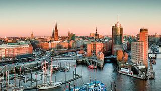 Hamburg will auch seine digitale Zukunft kraftvoll gestalten (©Jonas Weinitschke – stock.adobe.com)