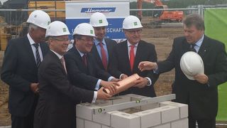 Symbolik in Bedburg: Grundsteinlegung für das neue, im Endausbau 100.000 m² umfassende Speditions- und Logistikzentrum von Hammer. (Bild: Integral Logistics)