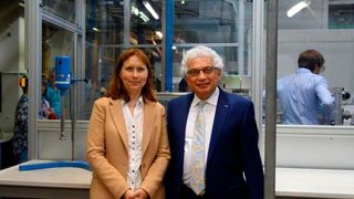 „NanoHybrids“-Koordinatorin Prof. Irina Smirnova und TUHH-Präsident Garabed Antranikian bei der Besichtigung des Technikums. (Tutech / Remmert-Rieper)