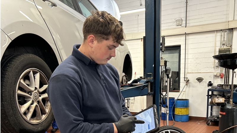 Mit dem Tablet am Fahrzeug: Arbeitsfortschritt und Auftragsdaten in Echtzeit erfassen (Bild: attRiBut)