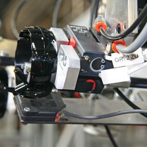 Bild 1: Damit die Hochglanzoberflächen, die später im Sichtbereich des Autos verbaut werden, nicht beschädigt werden, erfolgt das Greifen der Teile von innen.