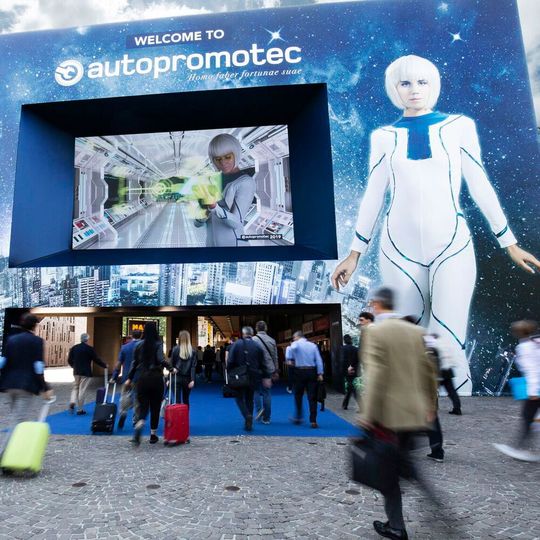 Die Autopromotec – hier ein Archivbild aus dem Jahr 2019 – wird erst wieder im Mai 2022 ihre Tore für Aussteller und Fachbesucher öffnen.(Bild:  Autopromotec)