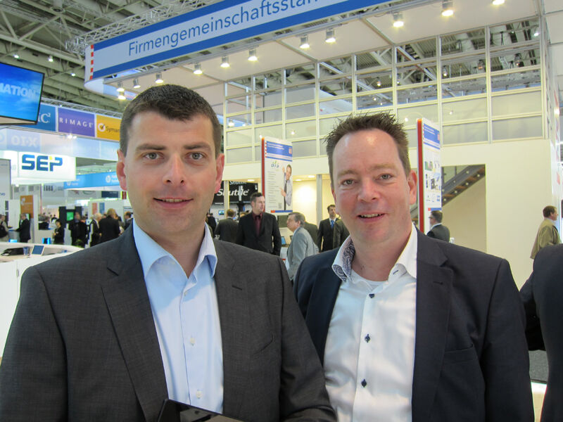 (v. l. ) Stefan Vitzithum und Sascha Kölpien,Brodos AG, starteten die CeBIT beim Samsung-Stand. (Bild: IT-BUSINESS)
