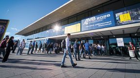 Besucherandrang vor dem Eingang zur AMB 2026. (Bild: Thomas Wagner / Messe Stuttgart)