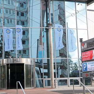 Moin Hamburg! Besucher aus unterschiedlichen Branchen trafen sich in Schnelsen auf der SchraubTec Nord.(Bild:  Sandra Götz/VCG)
