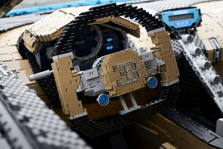 Selbst der Innenraum ist aus Lego. Das Lenkrad ist abnehmbar. (Bild: Lego)