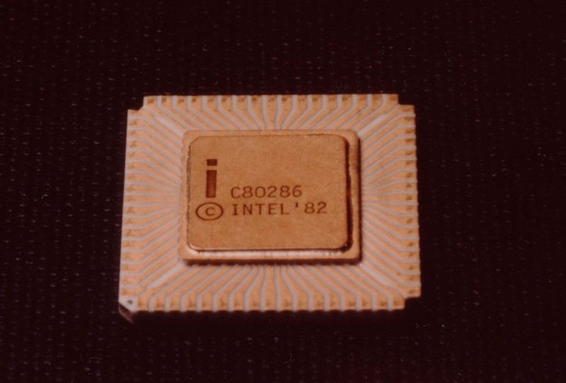 Der 16-Bit-Prozessor 80286 konnte mehr Speicher adressieren und schwang sich zu einer höheren Taktfrequenz auf.  (Bild: Intel)