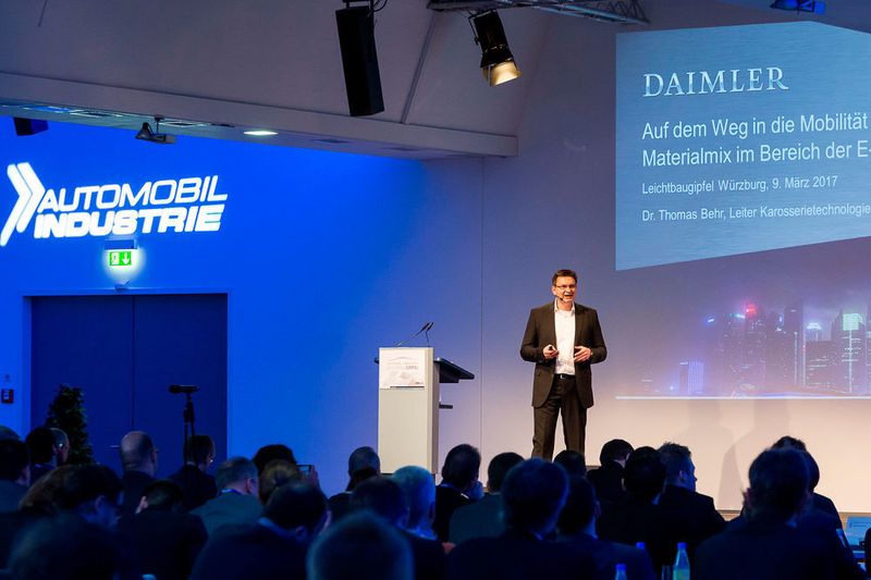 Dr. Thomas Behr wagte einen Blick in die Mobilität der Zukunft und präsentierte den intelligenten Materialmix für die E-Mobilität von Daimler. (Stefan Bausewein)