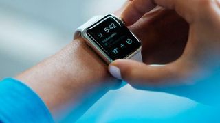 Smartwatch und Co. liegen im Trend – doch der TÜV warnt vor den Gefahren billiger No-Name-Produkte. (gemeinfrei)