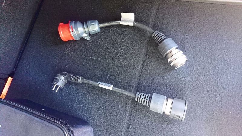 Zum Laden gibt es drei verschiedene Adapter: für Schuko-Steckdosen und Drehstrom-Stecker (im Bild) sowie einen Typ-2-Stecker für Ladesäulen. (Bild: Sven Prawitz/Automobil Industrie)