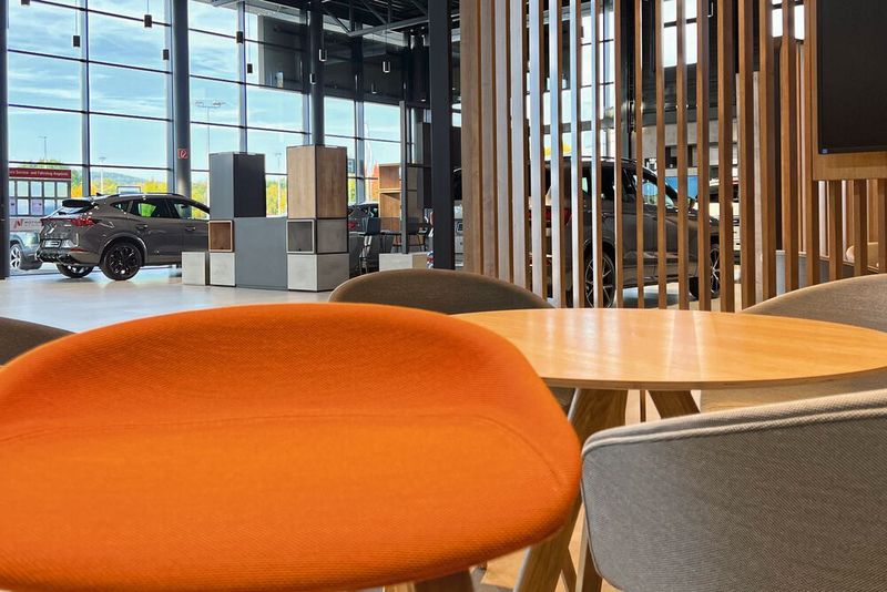 Im Showroom sind jetzt die Modelle von Seat und Cupra beheimatet. Die Optik ist typisch für den Stil der Cupra Garages. (Bild: Motor Nützel)