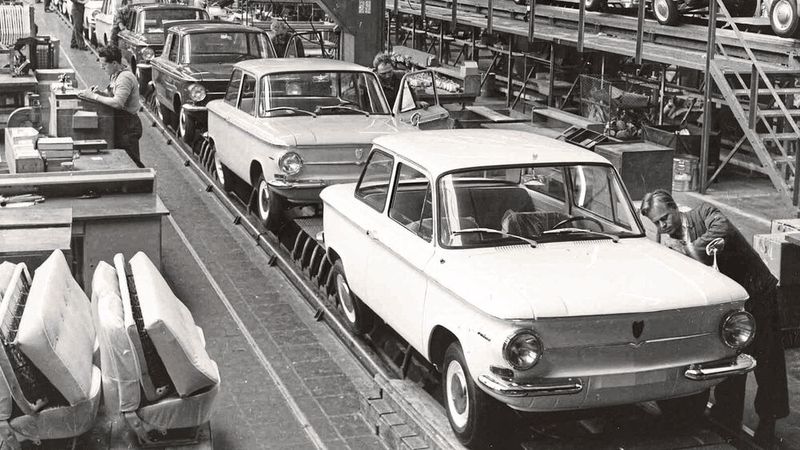 Im März 1958 begann die Produktion. Der quer im Heck eingebaute, luftgekühlte Paralleltwin-Motor mit 583 cm³ Hubraum und einer Verdichtung von 6,8:1 leistete 20 PS (15 kW) bei 4.600/min und beschleunigte den Wagen bis auf 105 km/h. (Bild: Audi AG)