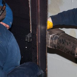 ...Dann hilft das Eigengewicht beim Vortrieb, wodurch die beide Jehle-Mitarbeiter Kraft sparen.(Bild:  Trumpf)