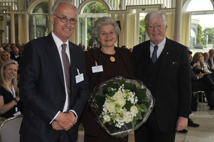 Nach der Laudatio: Bernhard Wirtz (li.) sowie Irmgard und Robert Rademacher. (Foto: Zietz)