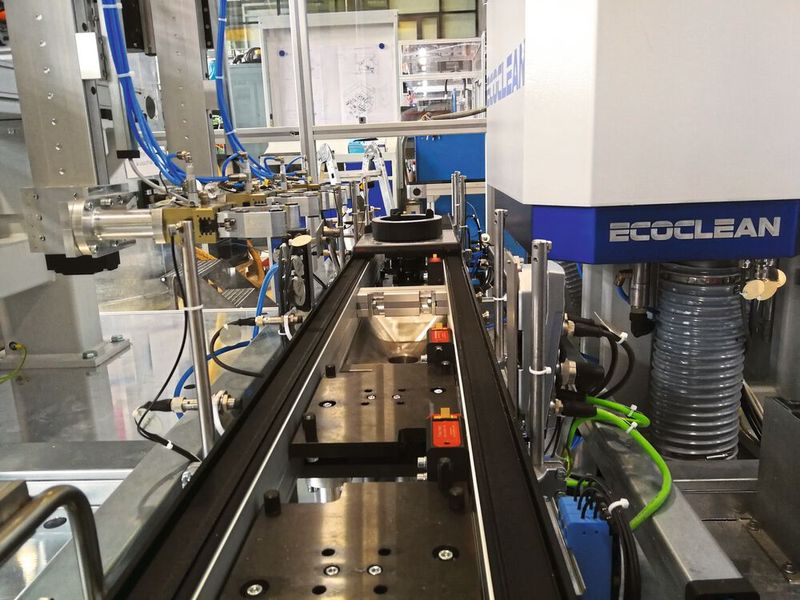 Die Prozess- und Anlagenauslegung für die Trockenreinigung der Elektromotoren erfolgte auf Basis eines umfangreichen Versuchs- aufbaus mit Strömungs- simulation für die einzu- setzenden Werkzeuge und den zuverlässigen Austrag abgereinigter Partikel.  (Bild: Ecoclean)