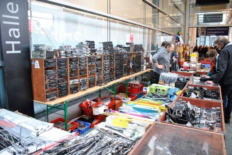 Spezialisten gibt es selbstverständlich auch unter den Teilehändlern. Ein originales und überholtes Autoradio ist das i-Tüpfelchen vieler Restaurierungen. (Dominsky/»kfz-betrieb«)