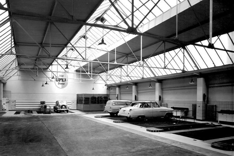 Nach dem Krieg ging es auch für Thüllen weiter – eine Aufnahme aus dem Jahr 1952. (Autohaus Thüllen)
