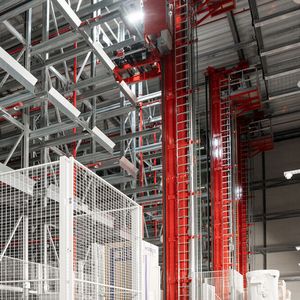 Hier sorgen gleich mehrere Regalbediengeräte des Typs Performance von Gilgen Logistics in einem Hochregallager für mehr Effizienz.(Bild:  Gilgen Logistics)