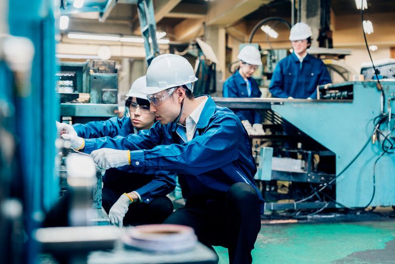 Trotz der schwierigen wirtschaftlichen Situation in der Industrie scheint es in Produktionsbetrieben viele offene Stellen zu geben: Arbeits- und Fachkräfte, die Maschinen einrichten, bedienen und warten können, haben bei der Jobsuche gute Karten. Das Berufsbild des Produktionshelfers liegt mit 2,75 Prozent Anteil an Gesamtstellen auf Platz 4. (Bild: © maroke - stock.adobe.com)