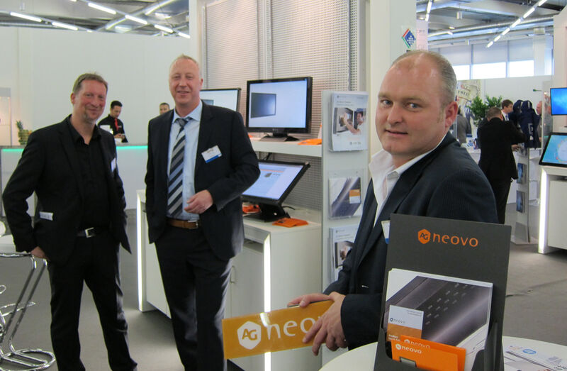 Thore Peters mit Udo Moritz und Frank Voss (m.), AG Neovo			 (IT-BUSINESS)