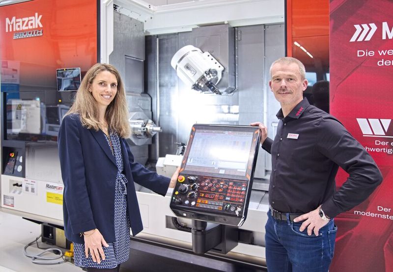 Margaux Pontieu (Chefredaktorin MSM) gemeinsam mit Thomas Sigrist (Interviewpartner und CEO der Wenk AG) vor dem Dreh-Fräszentrum «Integrex i-H Neo» von Mazak, auf dem hoch effizient Dreh-Fräskomponenten hergestellt werden können. (Bild: Matthias Böhm)