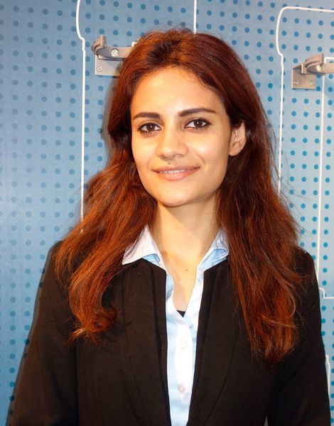 Richa Misri, Global Marketing Manager von Universal Robots in Odense:
„Das Geheimnis unserer Region? Die Geschichte von Universal Robots ist ein gutes Beispiel dafür, warum das Cluster so ist wie es ist. Die drei Gründer haben sich seinerzeit als Studenten bei einer Hausarbeit die Frage gestellt, warum Roboter im Käfig sein und so schwer sein müssen. Mit Hinterfragen entstand der erste Typ von UR. 
Und in Dänemark herrschen gegenüber kollaborativen Robotern keine Vorbehalte. Die Vorteile werden stärker geschätzt als im deutschen Markt.  
Als Robotik-Firma sprechen wir von Industrie 5.0. Wir wollen die Lücke schließen, die mit Industrie 4.0 entsteht: Betrachtet man die Entwicklung von Industrie 1.0 bis 4.0, also vom Dampf bis hin zur Cyper Connectivity sieht man, dass der menschliche Aspekt überall fehlt. Diesen Human Touch wollen wir in Industrie 5.0 einbringen. Wir bringen den Menschen und seinen Beitrag zurück in die Produktion.“
 (Karin Pfeiffer)