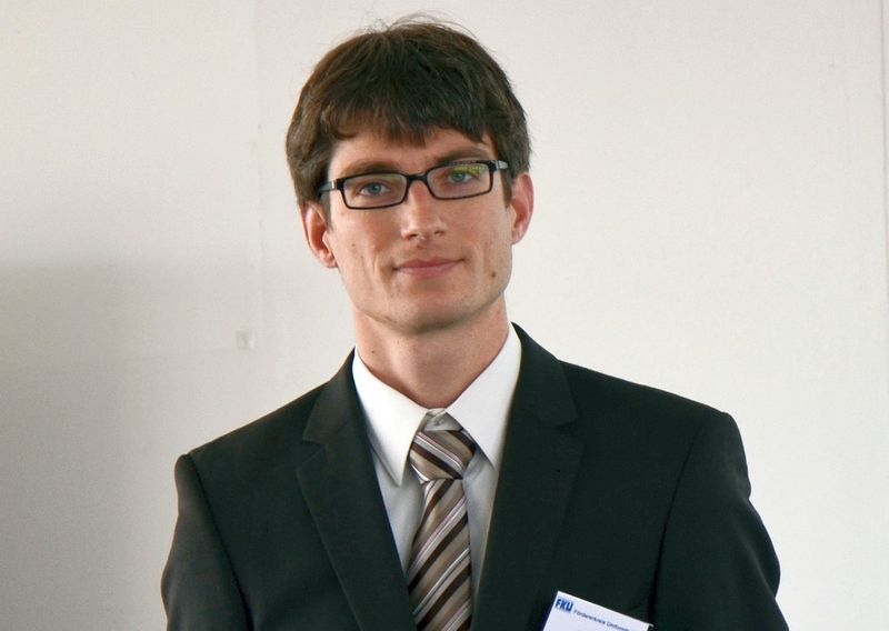 Christian Bolay stellt Schichtverbundwerkstoffe vor, die sowohl für den Leichtbau nutzbar als auch Schall dämpfend sind. Bild: Michel (Bild: Michel)