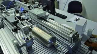 An ihrem Prüfstand entwickeln die Forscher am Institut für Systemdynamik (Isys) der Universität Stuttgart mithilfe unterschiedlicher pneumatischer Antriebe energieeffiziente Betriebsmodi. (Bild: Universität Stuttgart, ISYS)