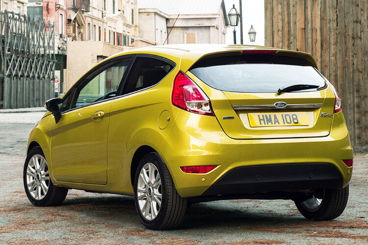 Außerdem spendiert Ford dem Fiesta VII zum Verkaufsstart im Januar 2013 zusätzliche Sicherheitsausstattung sowie eine dezente optische Überarbeitung. Der als Drei- oder Fünftürer erhältliche Fiesta startet in Verbindung mit dem 44 kW/60 PS starken Benziner bei 10.950 Euro. (Foto: Ford)