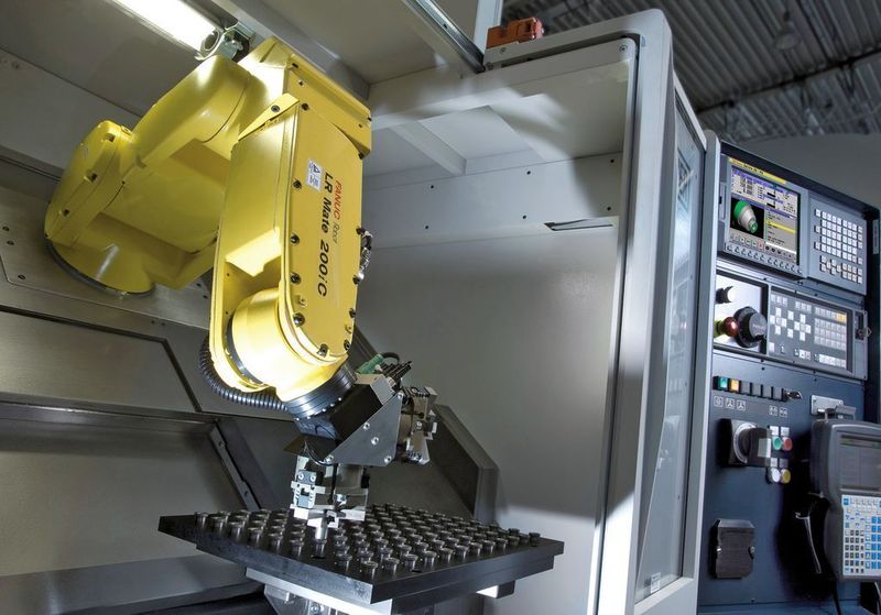 Eine wichtige Rolle in der Serienfertigung spielen außerdem automatisierte Prozesse. Bauteilkontrolle, Nachbearbeitung und Abtransport werden in vielen Fällen Robotersystemen überlassen. Bild: Fanuc (Archiv: Vogel Business Media)