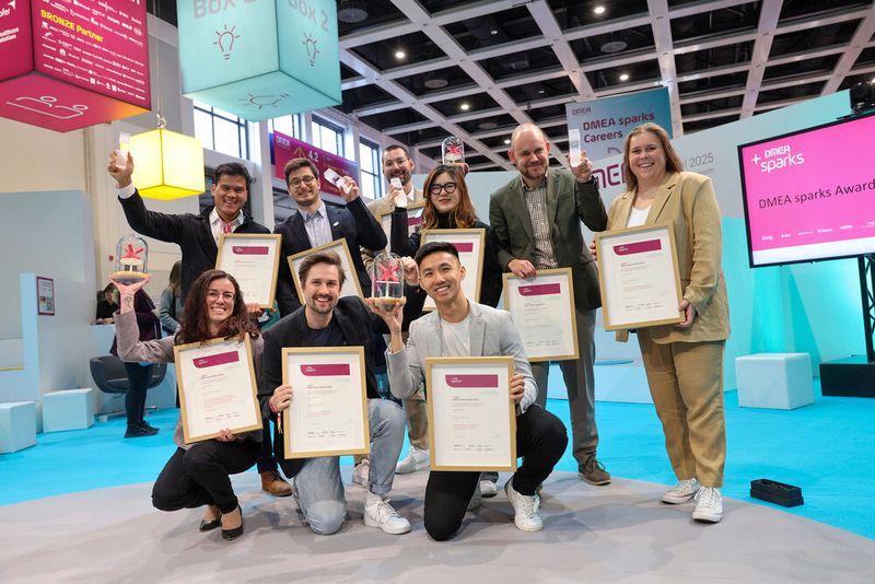 Und der DMEA sparks Award geht an... neun Studierende aus dem Digital-Health-Bereich! Gewonnen haben sie mit ihren Bachelor- oder Masterarbeiten zu Themen wie Apps, KI und Datenauswertung.  (©© Messe Berlin GmbH)