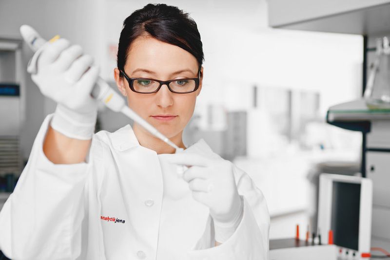 Im Laborgeschäft trifft Endress+Hauser häufig auf die gleichen Kunden wie in der Prozesstechnik. Die Firmengruppe, zu der auch Analytik Jena gehört, unterstützt sie vom Labor bis zum Prozess, in der Forschung, der Produkt- und Verfahrensentwicklung bis zur Produktion. (Endress + Hauser)