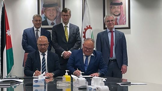 (v. l. oben) In Anwesenheit von Eng. Shihada Abu Hdeib, Vorsitzender des Verwaltungsrats der Arab Potash Company (APC), Dr. Bertram von Moltke, dem deutschen Botschafter in Jordanien und seinem ständigen Vertreter Guido Kemmerling unterzeichneten Dr. Ma’en Nsour, CEO und Präsident der APC, und Jörg Engelmann, CEO der CAC Engineering, den Vertrag für die dritte Kaltkristallisationsanlage im Königreich Jordanien(Bild:  Toni Raabe/ CAC Engineering)