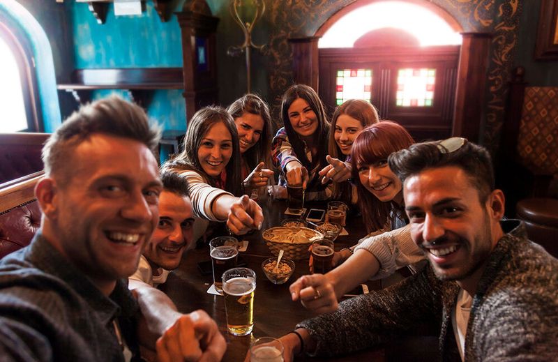 Ein SEO-Experte geht in eine Bar, Kneipe, Pub, Taverne. (Marino Bocelli - stock.adobe.com)