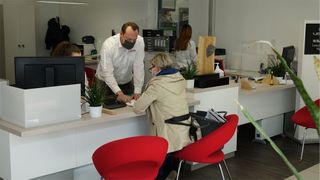 Der persönliche Kontakt zum Kunden steht bei Autoweller in Minden trotz aller digitalen Kommunikationsmittel hoch im Kurs. (Bild: Schreiner – »kfz-betrieb«)